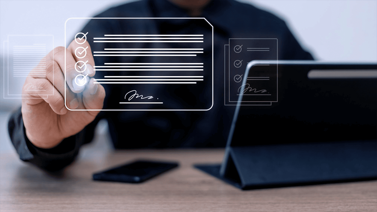 Ilustração digital de um homem de camisa escura sentado a uma mesa, tocando com o dedo em um documento virtual translúcido com itens marcados e uma assinatura, simbolizando a assinatura eletrônica de contratos. Ao fundo, um tablet apoiado sobre a mesa.